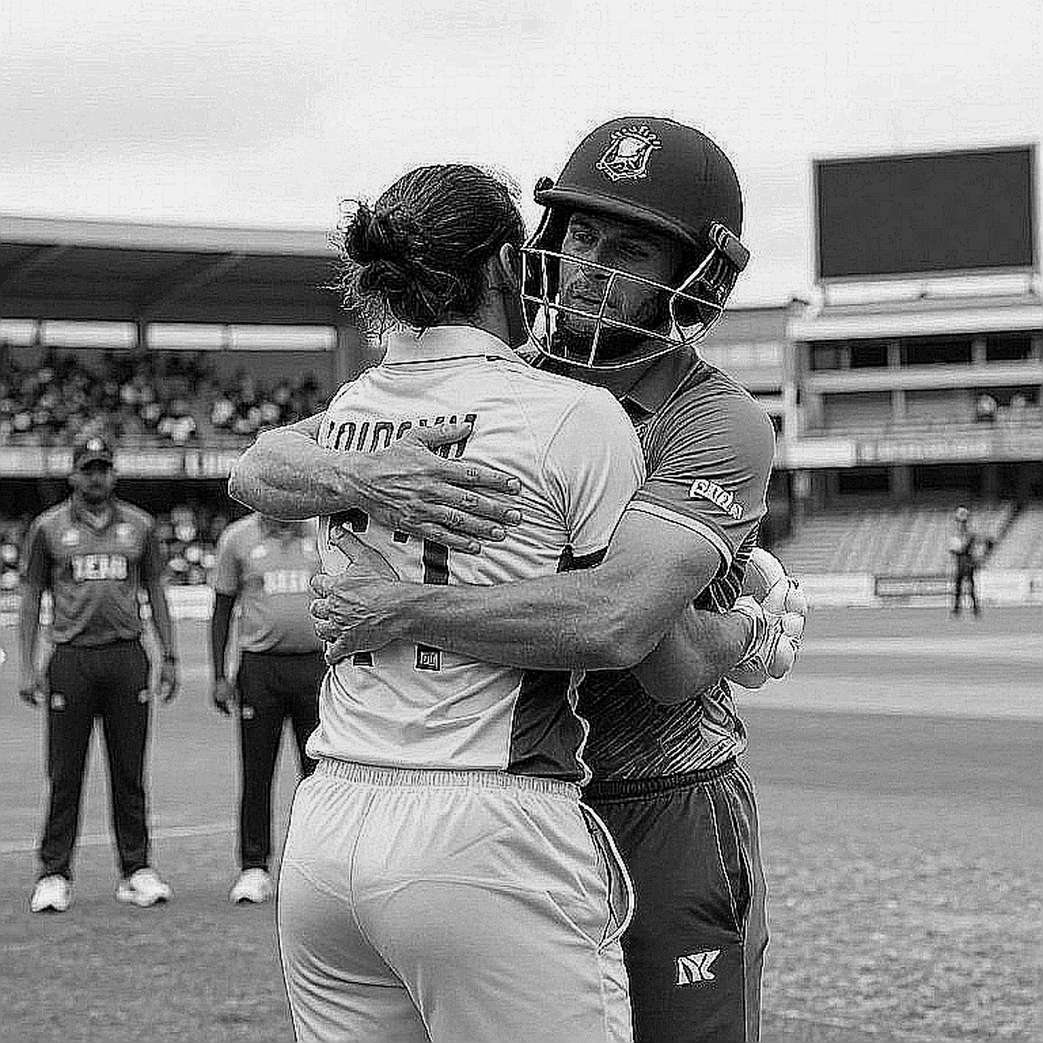 ভরা গ্যালারি, ফাঁকা ডাগআউট: নারী ক্রিকেটে হাঁটুর চোট আর তাড়াহুড়ো ফেরার অটোপসি